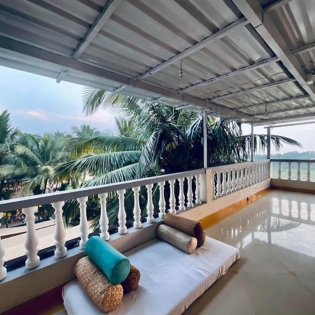 Nagas Hotel Satyavati Морджим Экстерьер фото