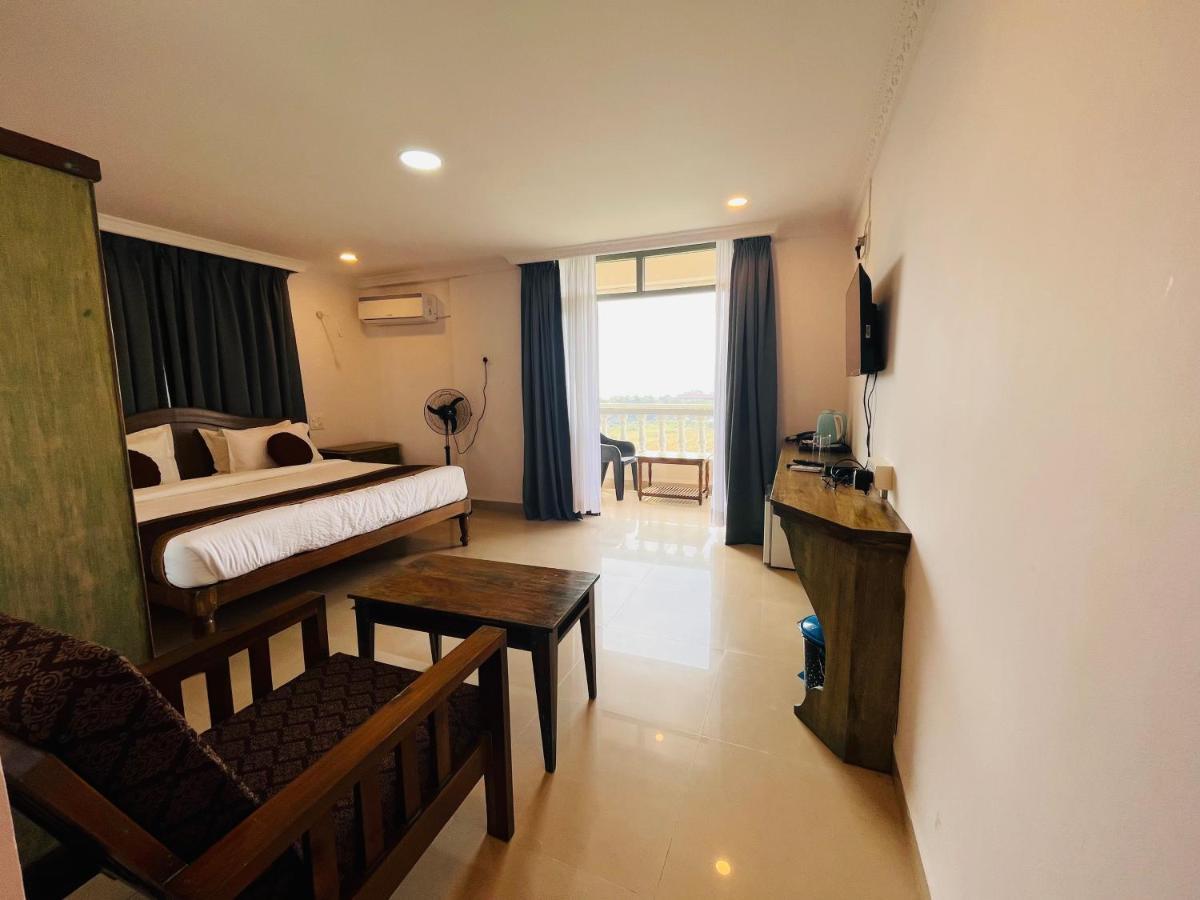 Nagas Hotel Satyavati Морджим Экстерьер фото