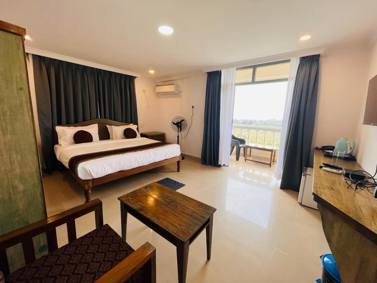 Nagas Hotel Satyavati Морджим Экстерьер фото